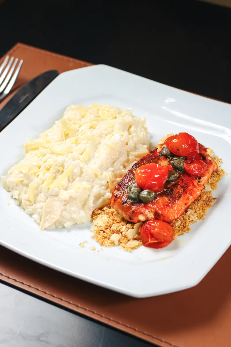 Salmão grelhado com tomates confitados e risoto