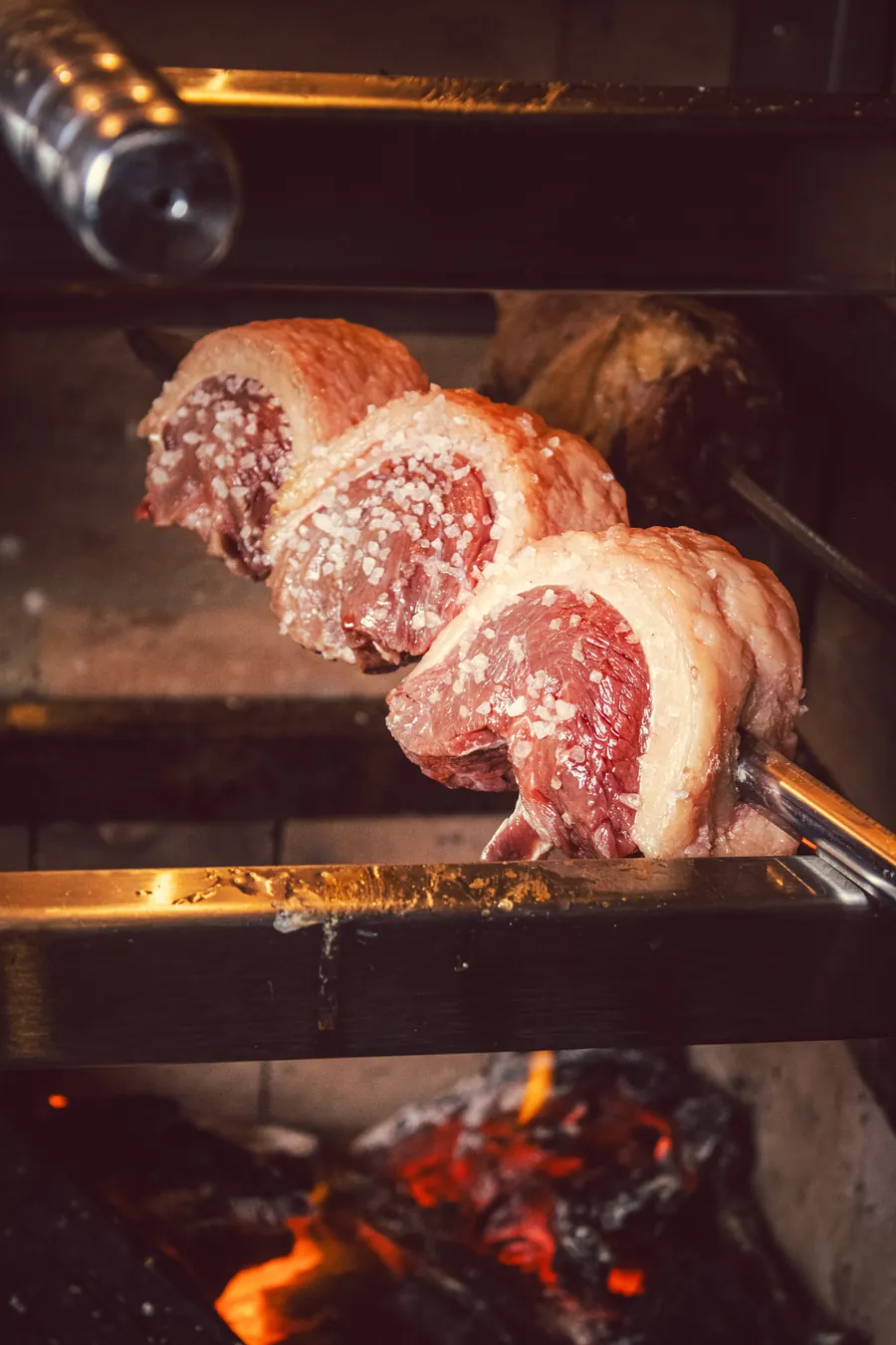 Picanha assando na brasa da churrasqueira