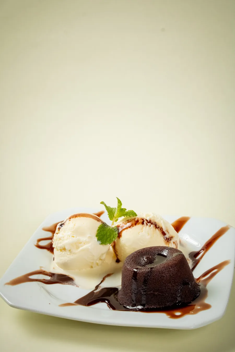 Petit gâteau com sorvete e calda de chocolate