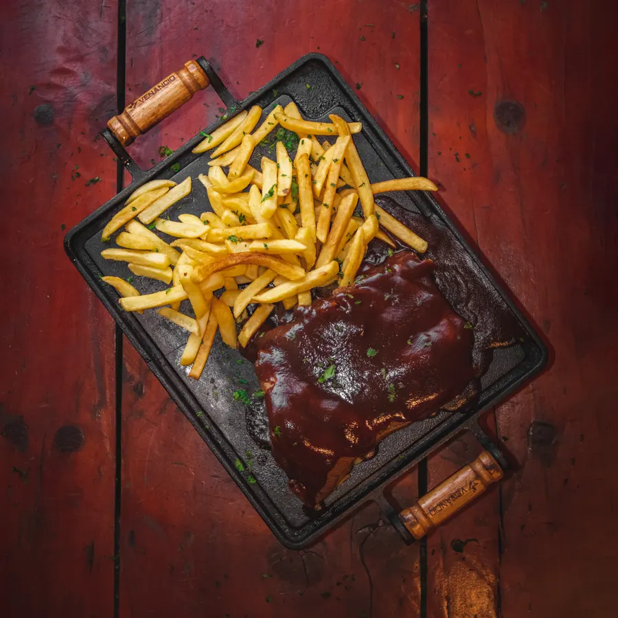 Costela ao barbecue com batata frita na chapa
