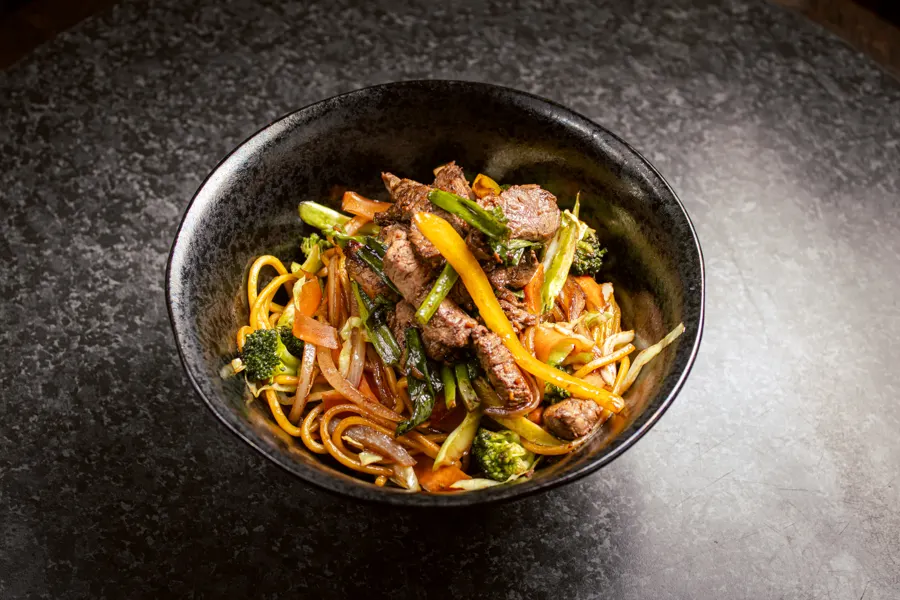 Bowl de carne salteada com legumes e macarrão